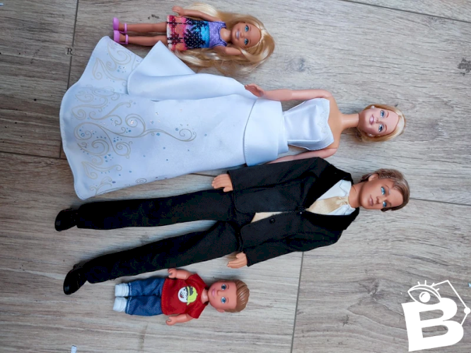 lot de 4 poupees dont 3 mattel en bon etat