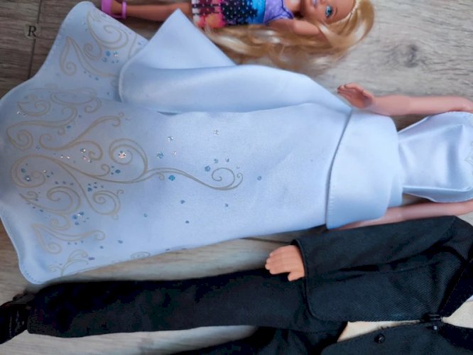 lot de 4 poupees dont 3 mattel en bon etat