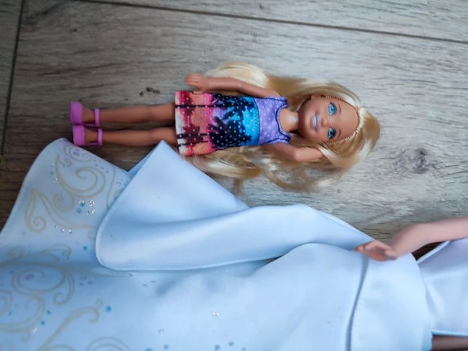 lot de 4 poupees dont 3 mattel en bon etat