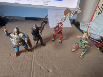 lot of 4 samurais, 2 papo and 2 plastoy