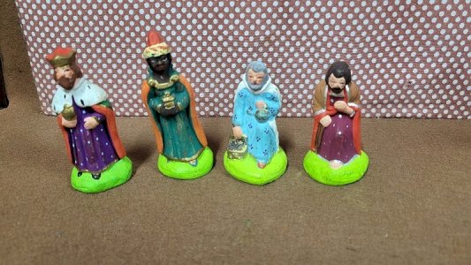 LOT DE 4 SANTONS POUR CRECHE EN TERRE CUITE LES ROIS MAGES N° 43