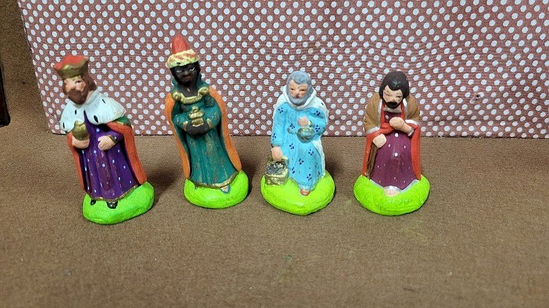 LOT DE 4 SANTONS POUR CRECHE EN TERRE CUITE LES ROIS MAGES N° 43