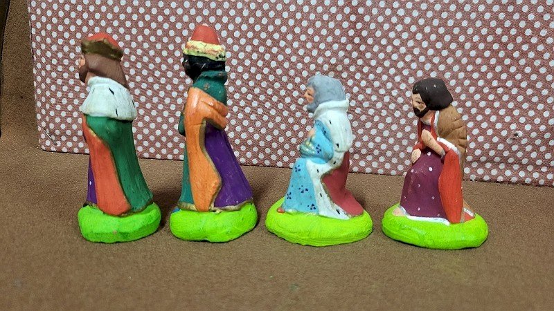 LOT DE 4 SANTONS POUR CRECHE EN TERRE CUITE LES ROIS MAGES N° 43