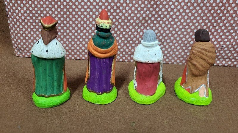 LOT DE 4 SANTONS POUR CRECHE EN TERRE CUITE LES ROIS MAGES N° 43