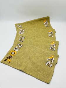 Set of 4 vintage embroidered placemats made of jute.