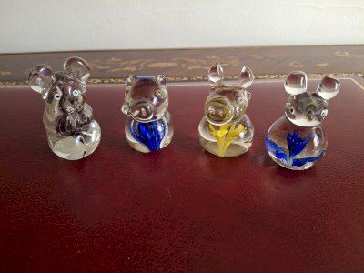 Lot de 4 sulfures Animaux en verre avec inclusion de formes colorées hauteur 9 cm