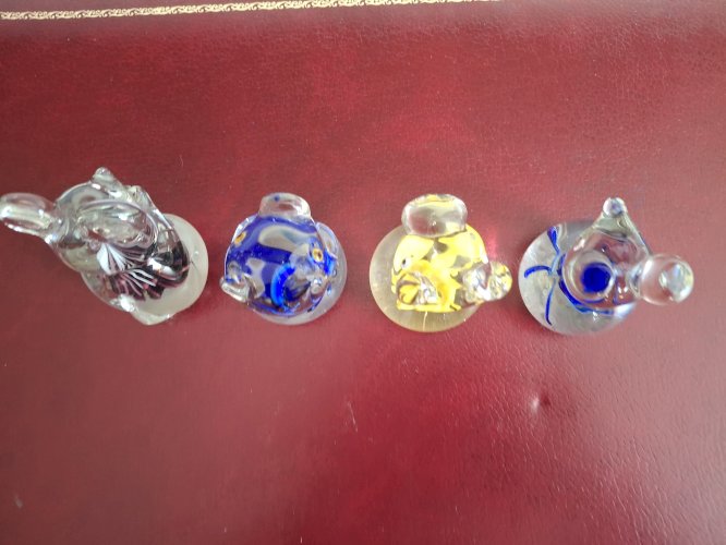 Lot de 4 sulfures Animaux en verre avec inclusion de formes colorées hauteur 9 cm