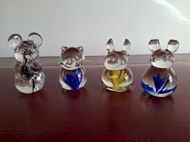 Lot de 4 sulfures Animaux en verre avec inclusion de formes colorées hauteur 9 cm
