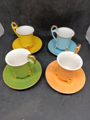 lot de 4 tasses et soucoupe a expresso signées Genevieve Lethu en bon etat