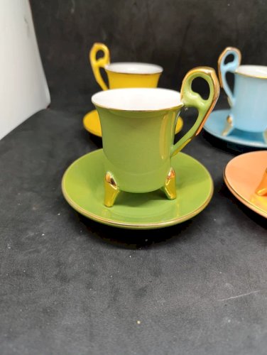 lot de 4 tasses et soucoupe a expresso signées Genevieve Lethu en bon etat