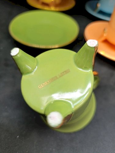 lot de 4 tasses et soucoupe a expresso signées Genevieve Lethu en bon etat