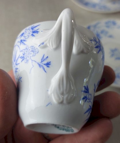 Lot de 4 tasses + sous tasses, en porcelaine de Sarreguemines, épines bleues