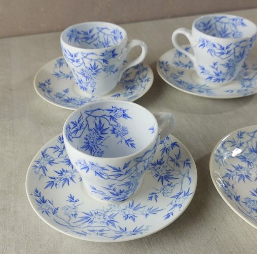 Lot de 4 tasses + sous tasses, en porcelaine de Sarreguemines, épines bleues