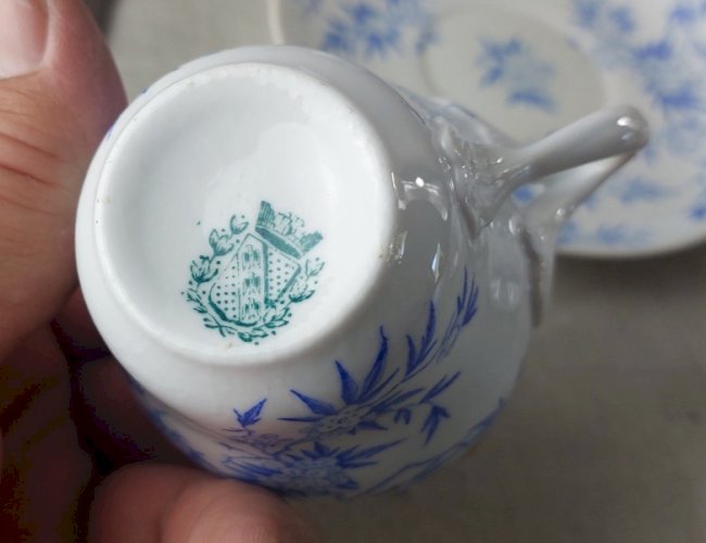 Lot de 4 tasses + sous tasses, en porcelaine de Sarreguemines, épines bleues