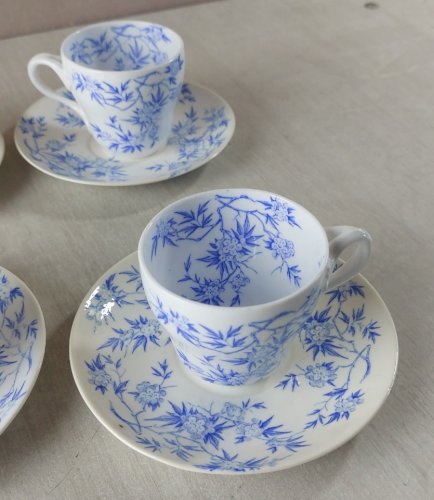 Lot de 4 tasses + sous tasses, en porcelaine de Sarreguemines, épines bleues