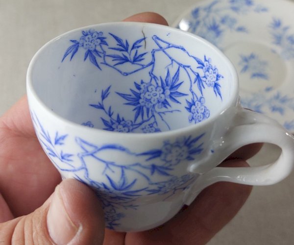 Lot de 4 tasses + sous tasses, en porcelaine de Sarreguemines, épines bleues