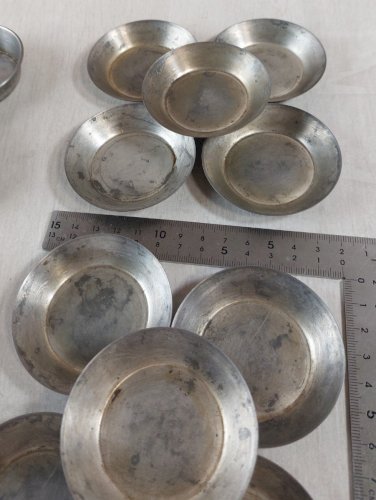 Lot de 49 petits moules en fer blanc, à pâtisserie / chocolats ^