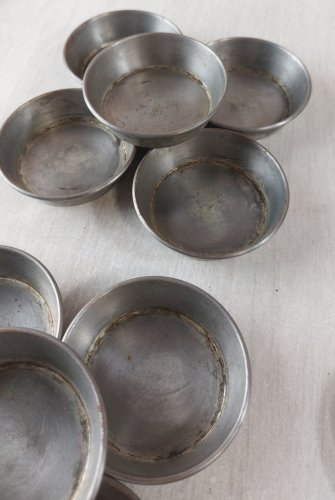 Lot de 49 petits moules en fer blanc, à pâtisserie / chocolats ^