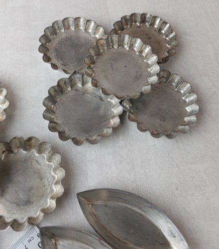 Lot de 49 petits moules en fer blanc, à pâtisserie / chocolats ^