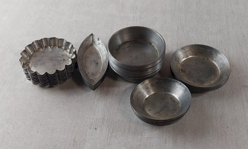 Lot de 49 petits moules en fer blanc, à pâtisserie / chocolats ^