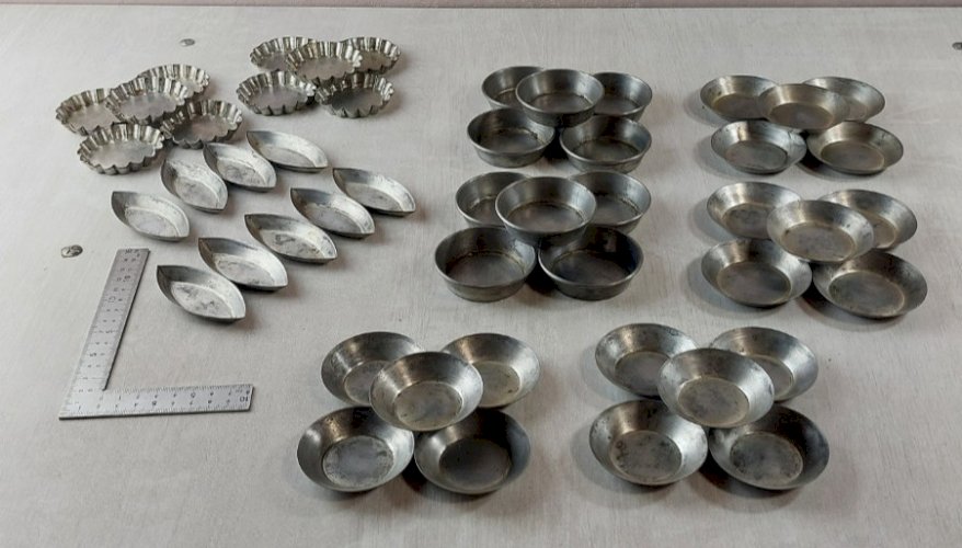 Lot de 49 petits moules en fer blanc, à pâtisserie / chocolats ^
