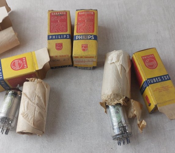 Lot de 5 anciennes lampes / ampoules, tubes radio, Philips
