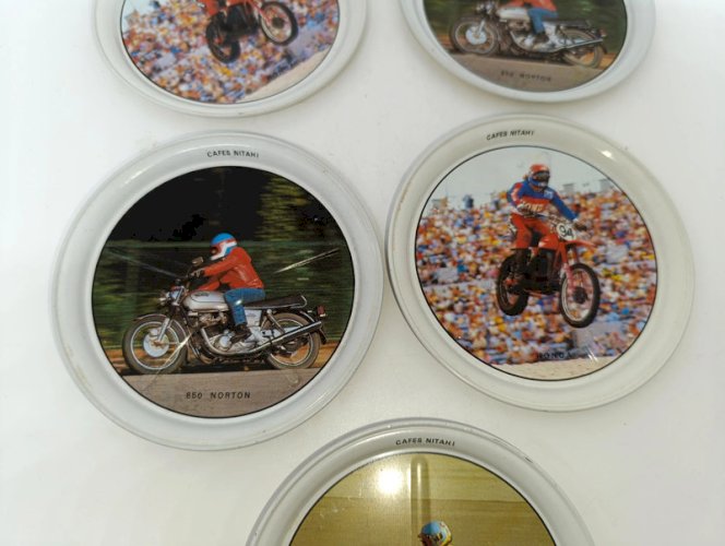 lot de 5 anciens sous de verre à decor de moto datant des annees 70 en bon etat