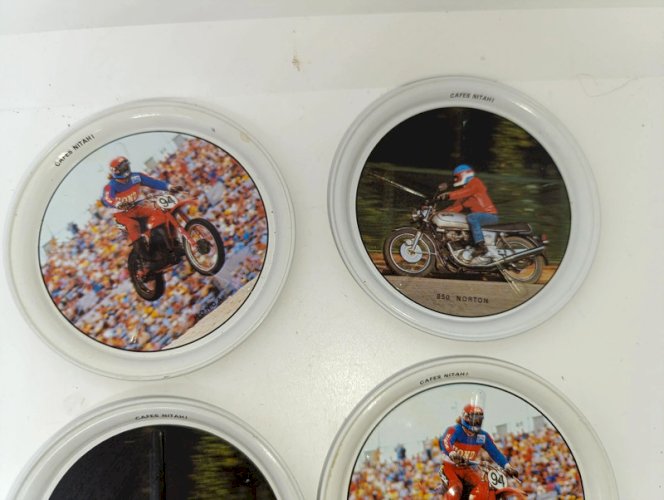lot de 5 anciens sous de verre à decor de moto datant des annees 70 en bon etat