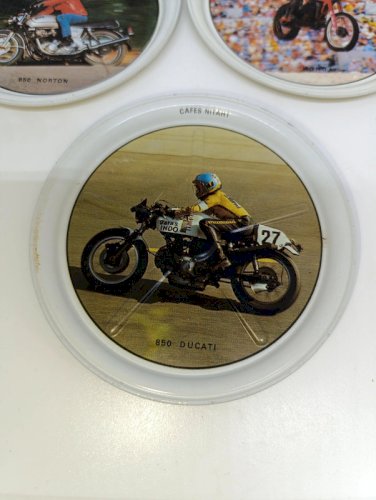 lot de 5 anciens sous de verre à decor de moto datant des annees 70 en bon etat