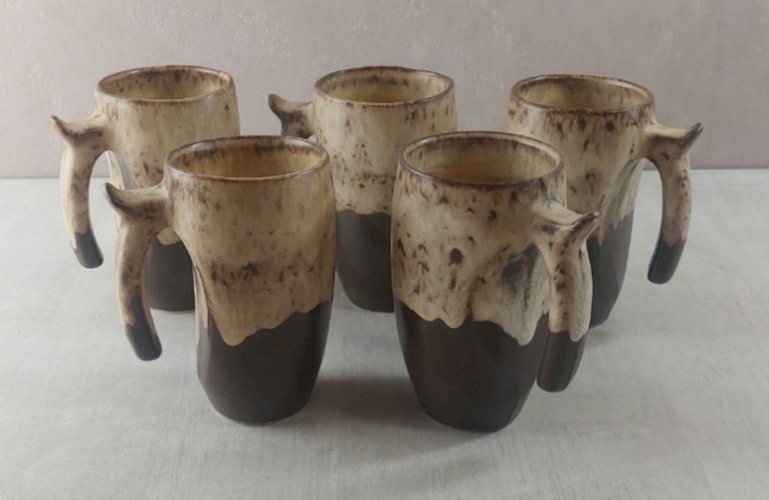 Lot de 5 anciens verres / chopes, en céramique, Vallauris ^