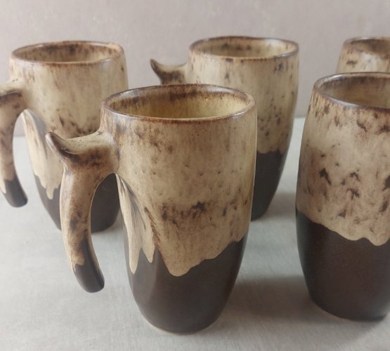 Lot de 5 anciens verres / chopes, en céramique, Vallauris ^
