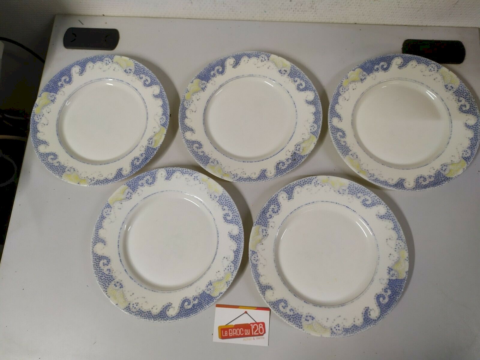 Lot d'assiettes ARCOPAL signées .PALLUY - Arts de la table
