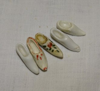 - LOT of 5 FEVES SHOE SHAPE 1st PERIOD DISPLAY COLLECTION ATTIC JUICE