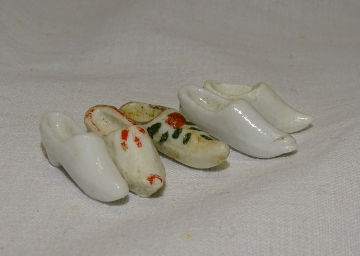 -LOT de 5 FEVES FORME SABOTS 1ére EPOQUE COLLECTION VITRINE JUS de GRENIER