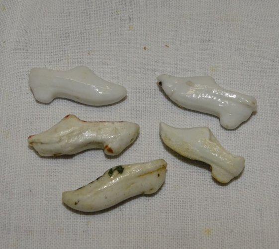 -LOT de 5 FEVES FORME SABOTS 1ére EPOQUE COLLECTION VITRINE JUS de GRENIER