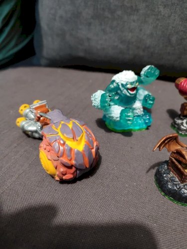 Lot de 5 figurines Skylanders en bel etat, peu utilisé