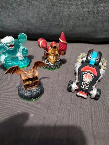 Lot de 5 figurines Skylanders en bel etat, peu utilisé