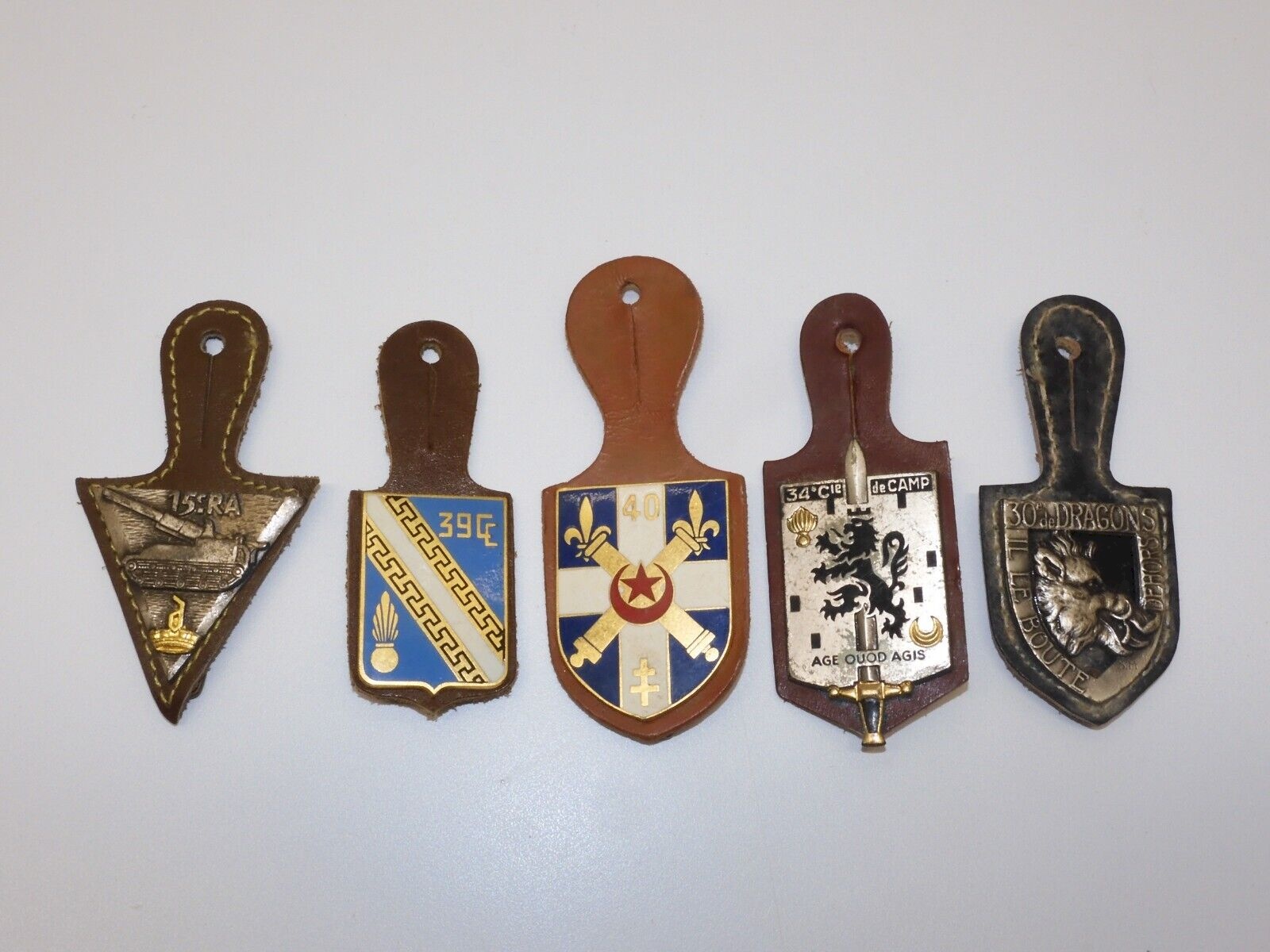 LOT DE 5 INSIGNES DRAGO ARTILLERIE PUCELLE MILITAIRE COLLECTION lot-de-5-insignes-drago-artillerie-pucelle-militaire-collection