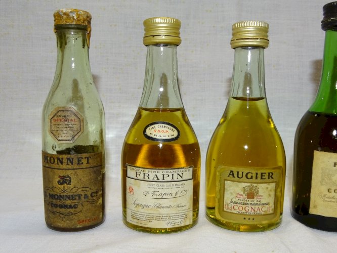 - LOT DE 5 MIGNONNETTES COGNAC ANCIENNES MONNET FRAPIN AUGIER CASTILLON