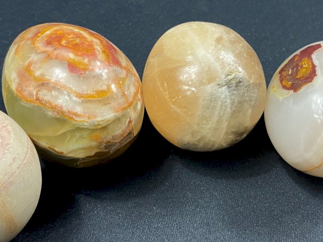 Lot de 5 oeufs en pierre, onyx