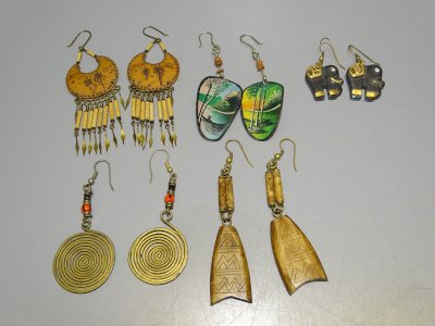 - LOT of 5 PAIRS of TRAVEL SOUVENIR EARRINGS from AFRICA JEWELRY D