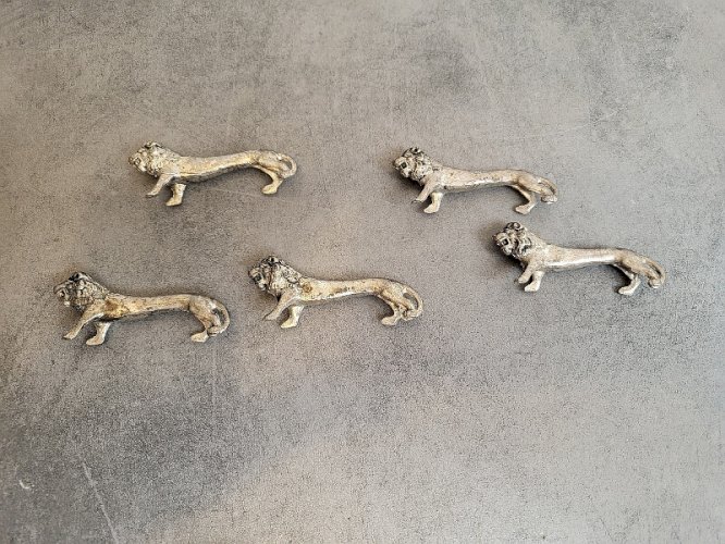 LOT DE 5 PORTE COUTEAUX LION EN METAL ARGENTE