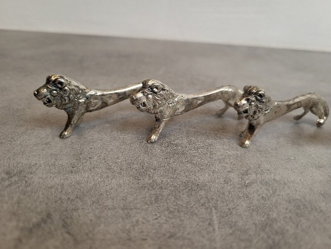 LOT DE 5 PORTE COUTEAUX LION EN METAL ARGENTE