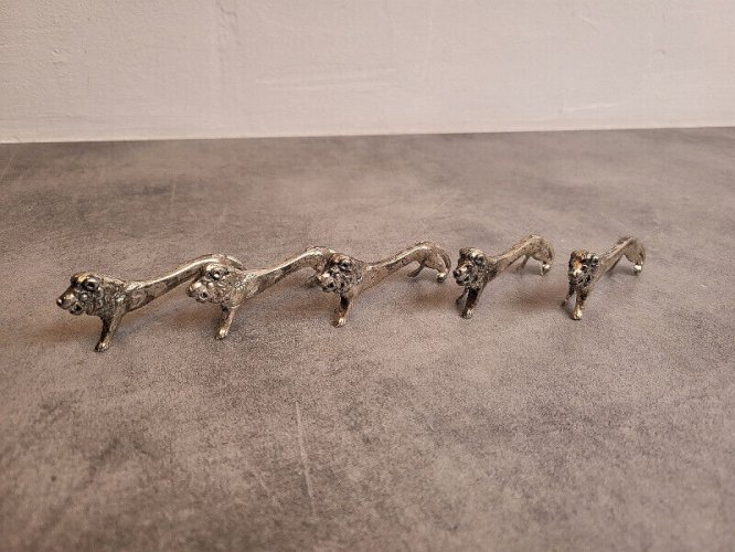 LOT DE 5 PORTE COUTEAUX LION EN METAL ARGENTE