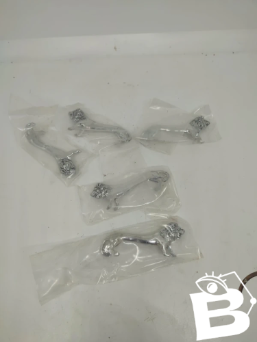 lot de 5 portes couteaux en forme de lion metal argente en bel etat