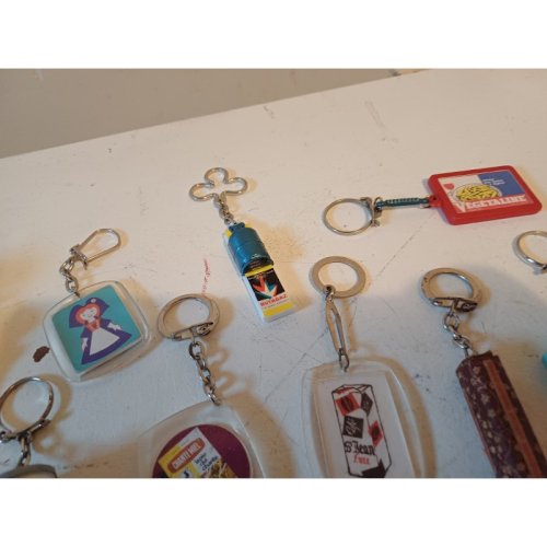 Lot de 52 Portes Clefs Publicitaire des Années 50