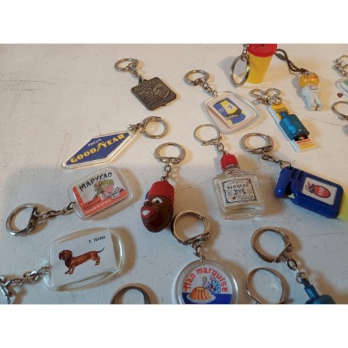 Lot de 52 Portes Clefs Publicitaire des Années 50