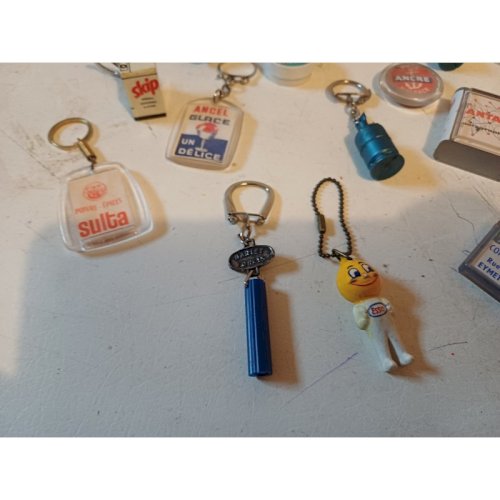 Lot de 52 Portes Clefs Publicitaire des Années 50
