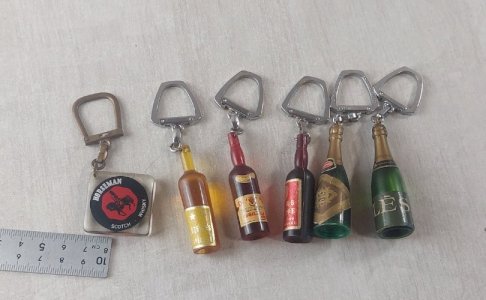 Set of 6 vintage advertising keychains, alcohol, Bourbon.