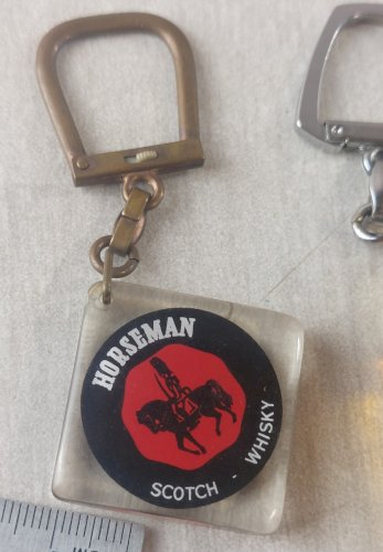 Lot de 6 anciens portes clés publicitaires, alcool, Bourbon, vintage